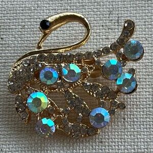 🦢 Vintage Gold-Tone Swan Brooch with Aurora Borealis Rhinestones ✨